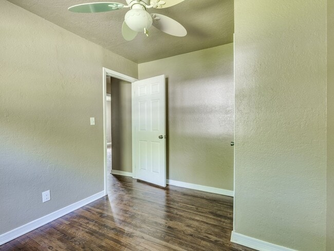 Building Photo - Great home, 4 bedrooms or 3+study, 1.5 bat...