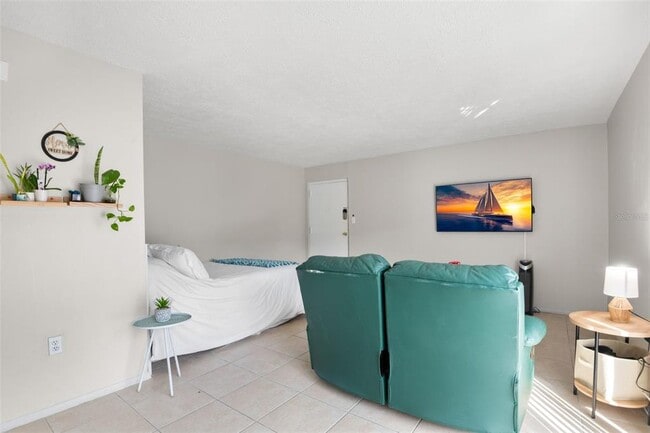 Building Photo - 4215 E Bay Dr