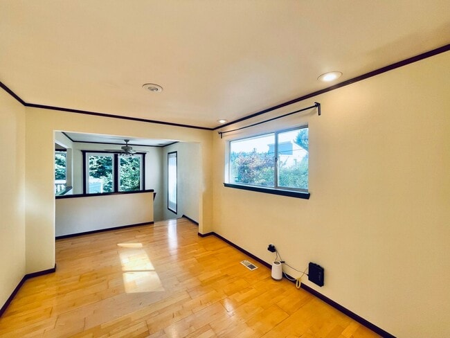 Building Photo - Massive House with Elegant Finishes in Madison Valley!