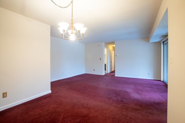 Building Photo - Lovely 2 BR/1.5 BA Top Floor Unit Condo in...