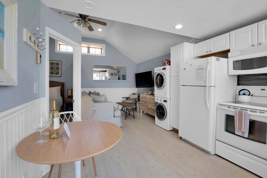 Building Photo - 4 Oak St