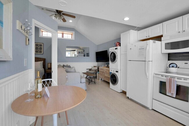 Building Photo - 4 Oak St