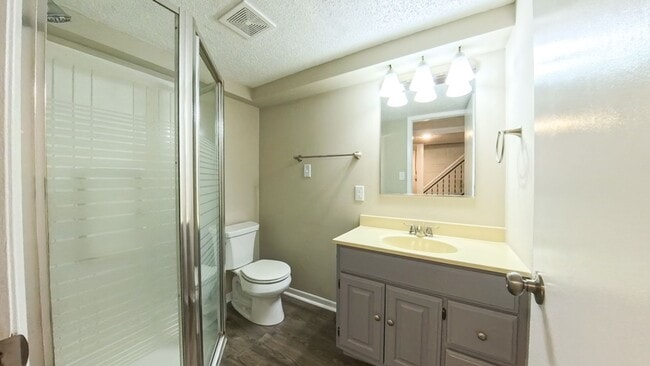 Building Photo - Spacious 3 Bedroom 1.5 Bath Home- Located ...