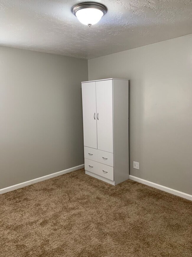 Building Photo - 423 E 450 S