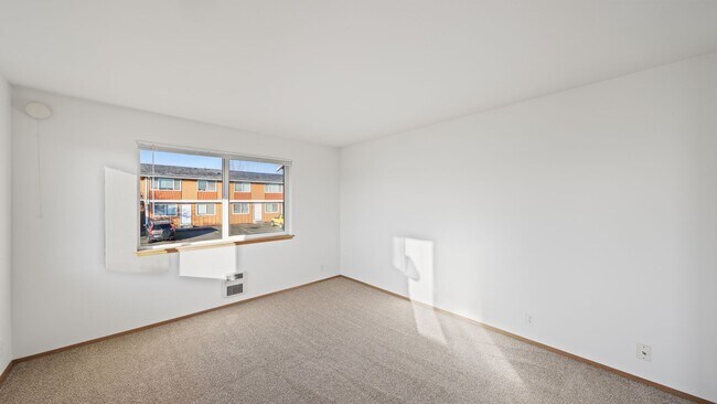 Building Photo - 2 Bed 1 Bath - Pet per Approval - Downtown Location - NAS Whidbey