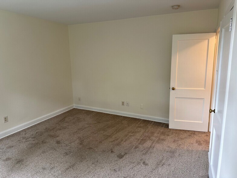 Bedroom - 500 E Lancaster Ave
