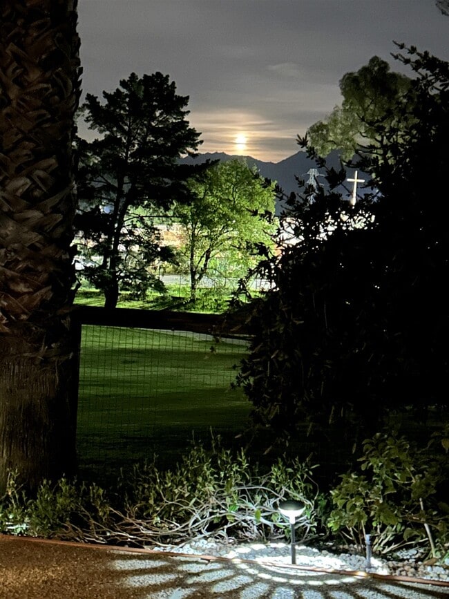 Building Photo - 1632 Siskiyou Dr