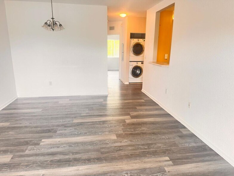 Building Photo - 1145 Golden Lakes Blvd