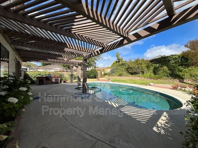 Building Photo - 489 Knollwood Dr