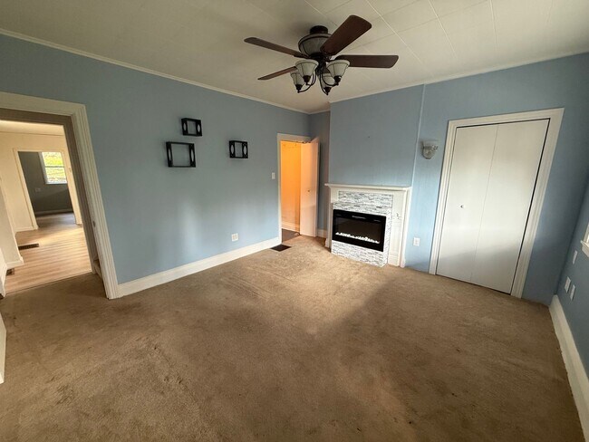 Building Photo - Updated Home - Greenfield