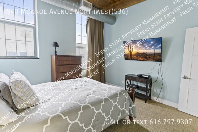 Building Photo - 940 Monroe Ave NW