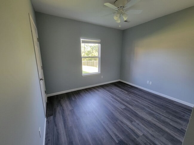 Building Photo - 5 bed/ 3 bath Single family home.