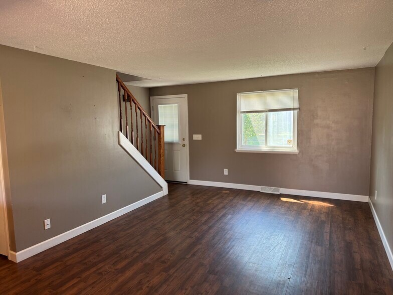 Building Photo - 318 Fox Run