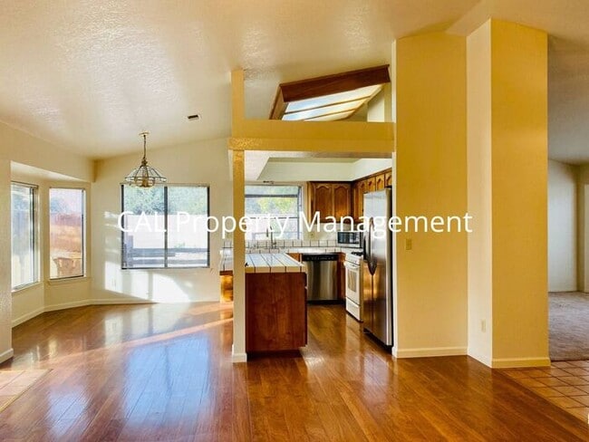 Building Photo - Rare 4 bedroom 2 bath rental in Pine Meadow Estates King City!