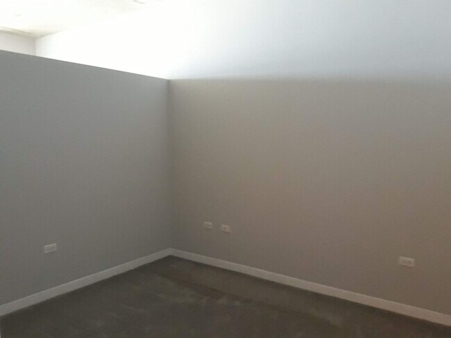 Building Photo - One bedroom Loft appartment with Lake Views!