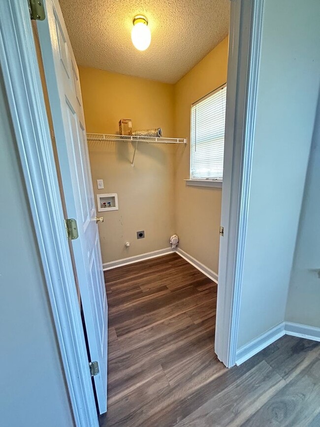 Building Photo - Cozy home in The Commons neighborhood offering split bedroom floor plan! Back yard is fully fence...
