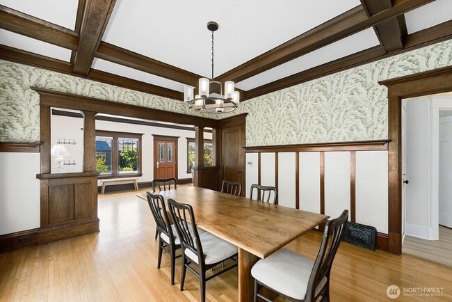 Building Photo - Spacious Ravenna Craftsman!