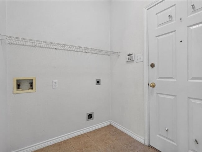 Building Photo - 5912 Meadowglen Dr