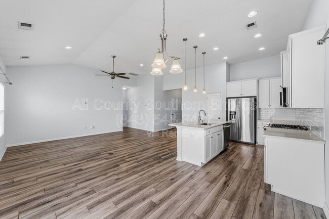 Building Photo - 877 Devon Estate Ave