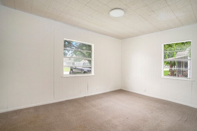 Building Photo - 2-Bedroom Half-Duplex