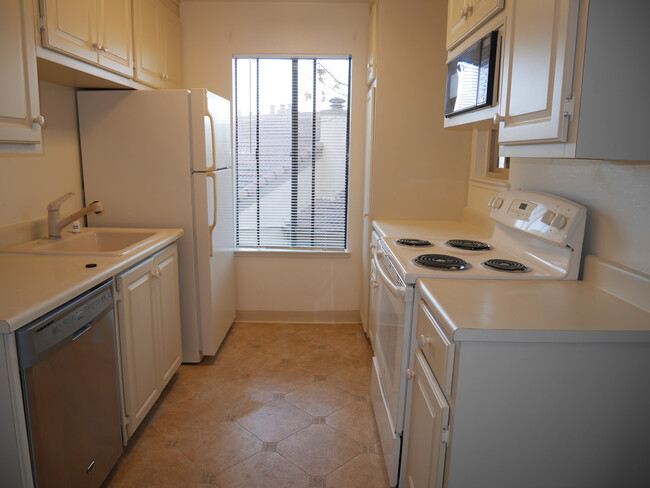 Building Photo - Golden Oaks Condo now available for rent!