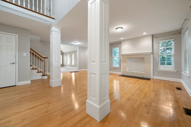 Building Photo - 3 bed, 3.5 bath with expansive deck and fe...