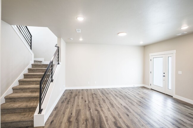 Building Photo - MODERN 4 BED 3 BATH TOWNHOME IN SUGAR CITY