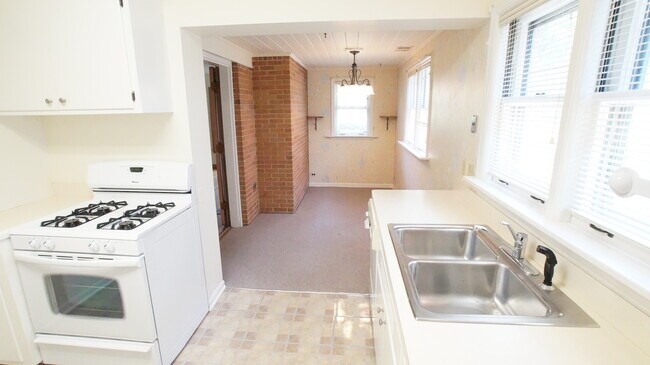 Building Photo - 1229 Middlebury Ln