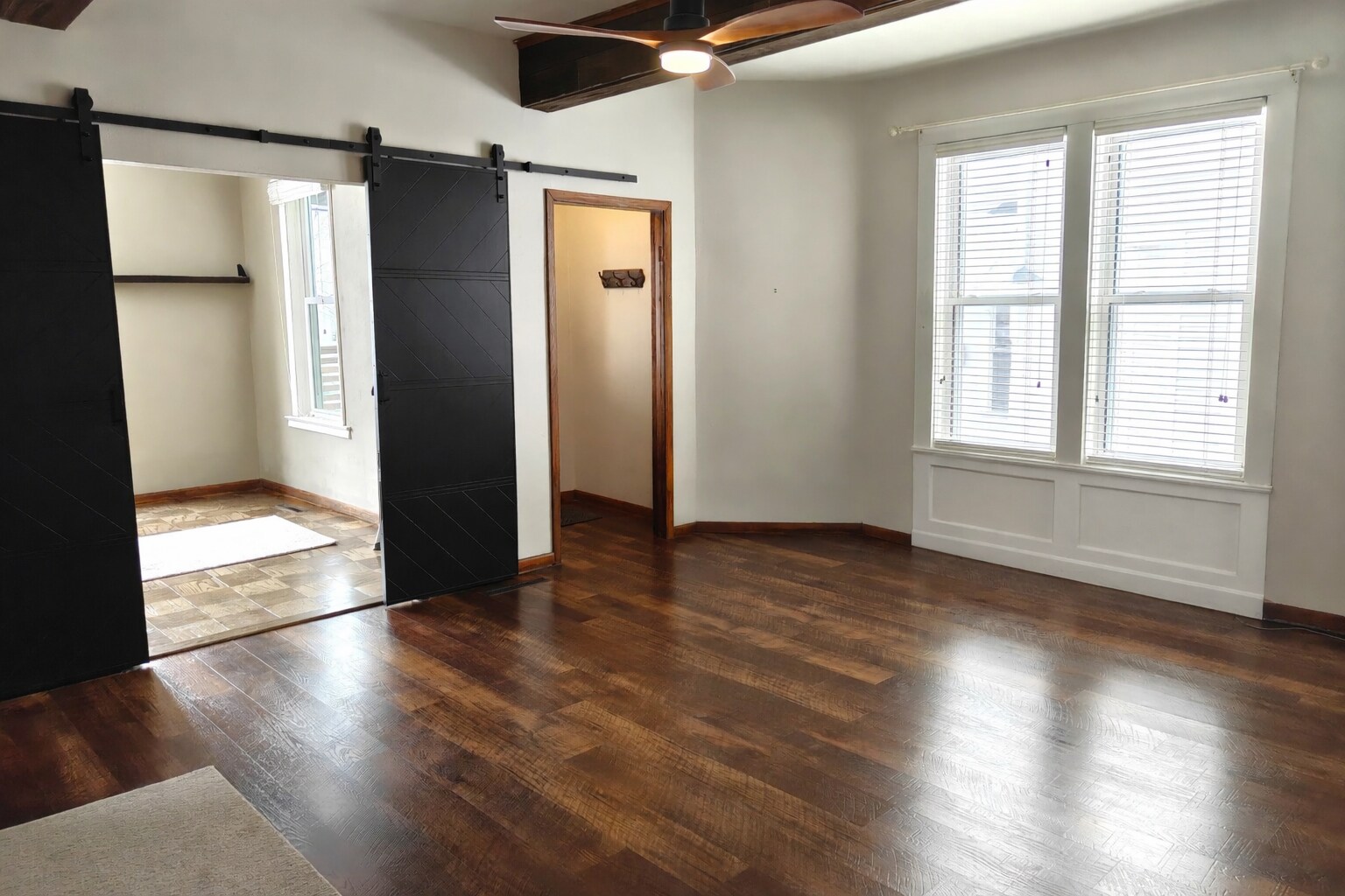 LIVING ROOMa - 1011 E Grand Ave