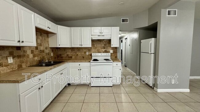 Building Photo - 6947 Clovis Rd