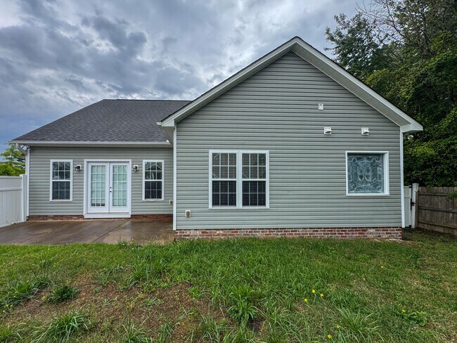 Building Photo - Gorgeous 3 Bed 2.5 Bath Home on Corner Lot