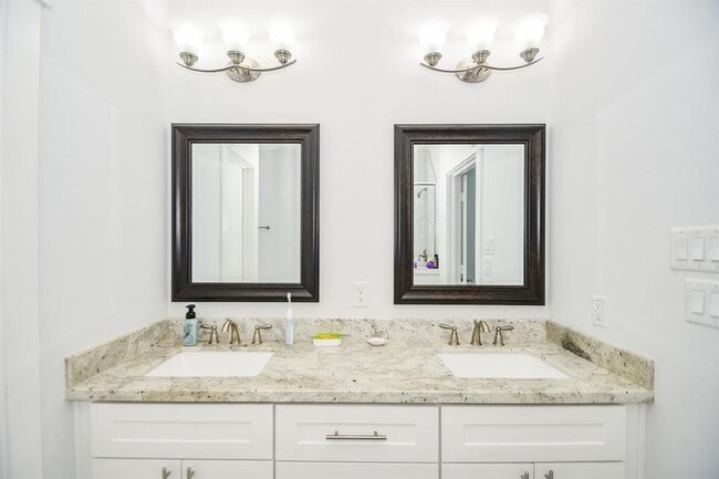 Building Photo - 703 Link Rd