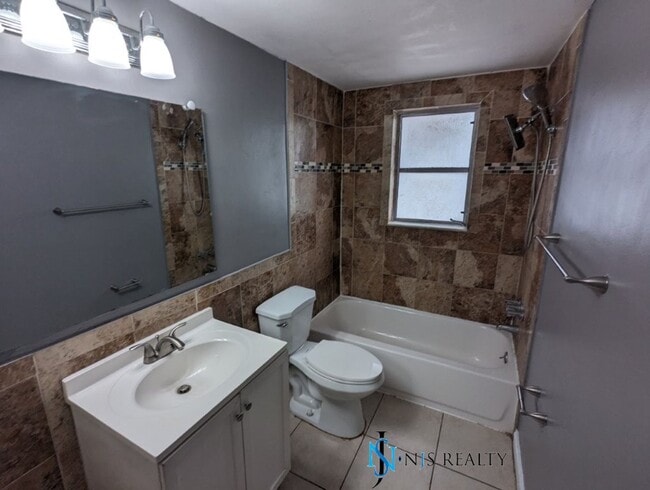 Building Photo - Large 1270 Sq. Ft. 3/2/1 tile floors, walk-in-closet, indoor laundry, fenced yard and spacious ki...