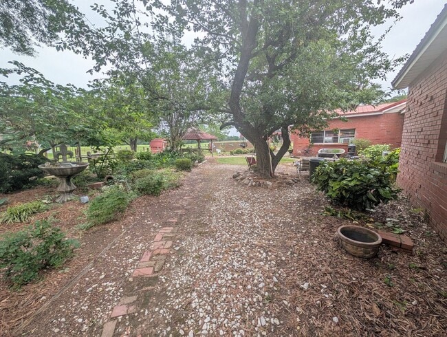 Building Photo - Charming Raindrop Hill Farmhouse on Gibson Lane - All Utilities Included