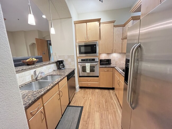 Building Photo - BEAUTIFUL CONDO WITH AMENITIES NEAR VANDER...