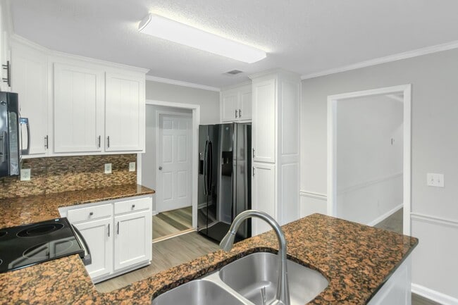 Building Photo - Don’t Miss This Beautiful 4BR/2BA Home wit...