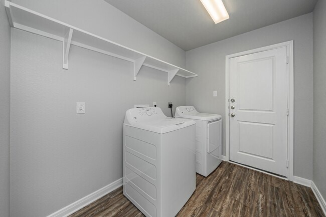 Building Photo - 602 Hollyhock Dr