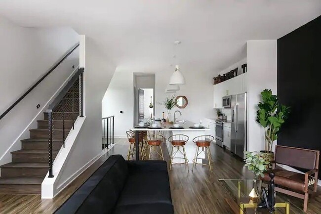 Building Photo - 738 Douglas Ave