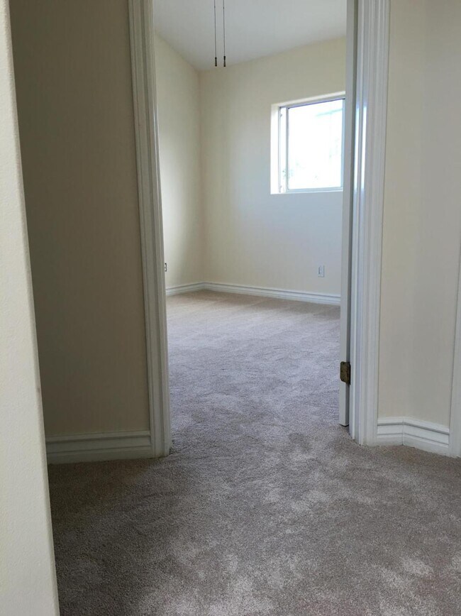 Building Photo - 2022 Plant Ave