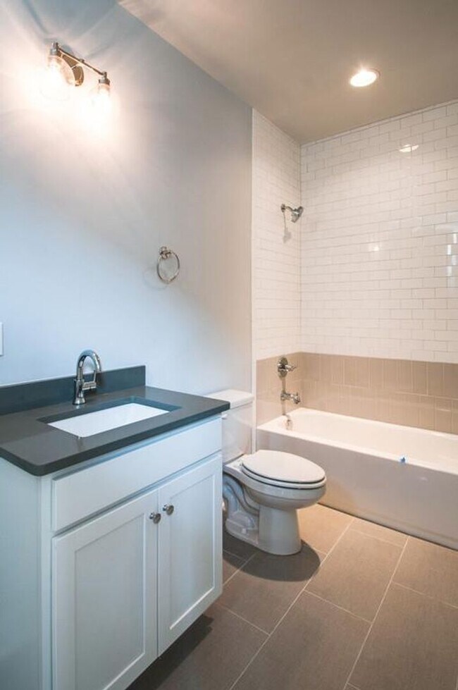 Building Photo - Stunner in the Arts District