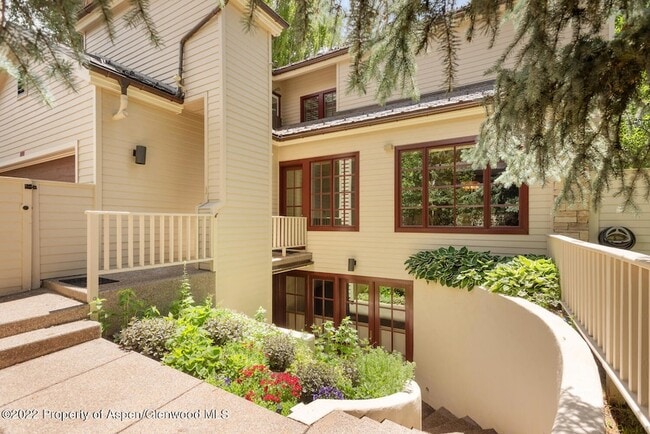 Building Photo - 504 N 8th St