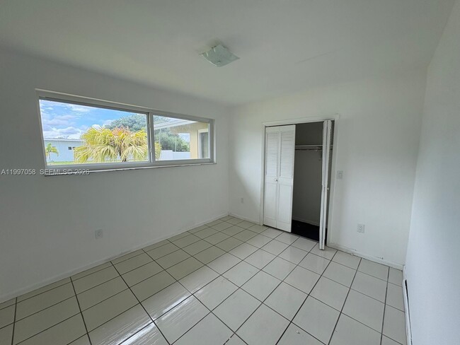 Building Photo - 2550 SW 58th Ave