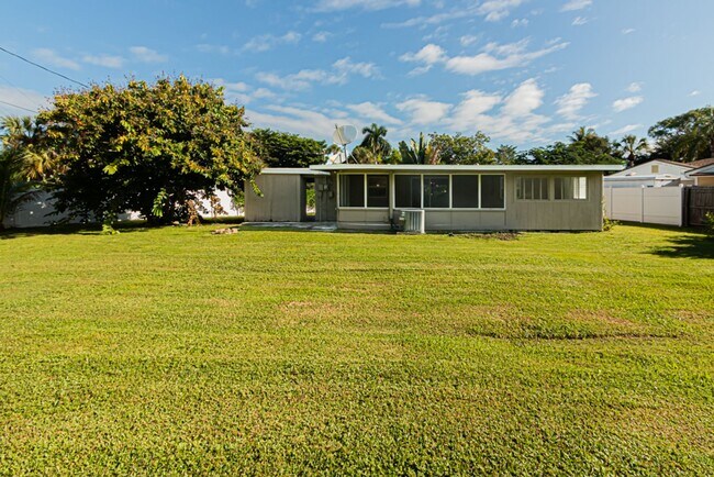 Building Photo - Annual Rental – Pet-Friendly Charming Napl...