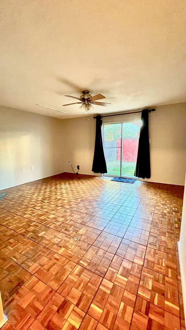 Building Photo - Beautiful Townhome Near Gunner's Lake in G...