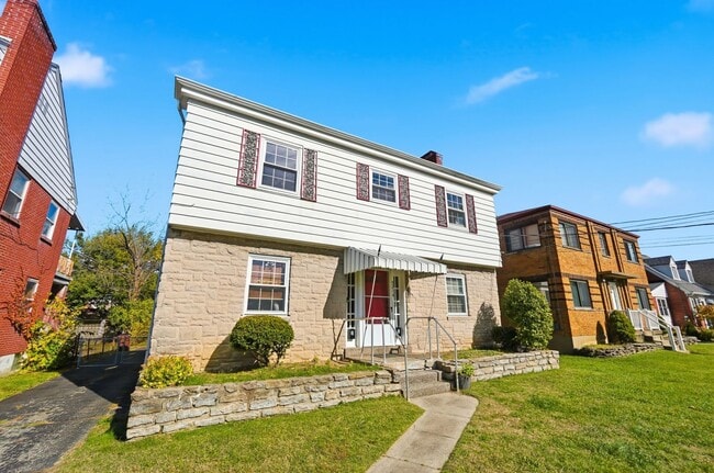 Building Photo - Charming Covedale Duplex
