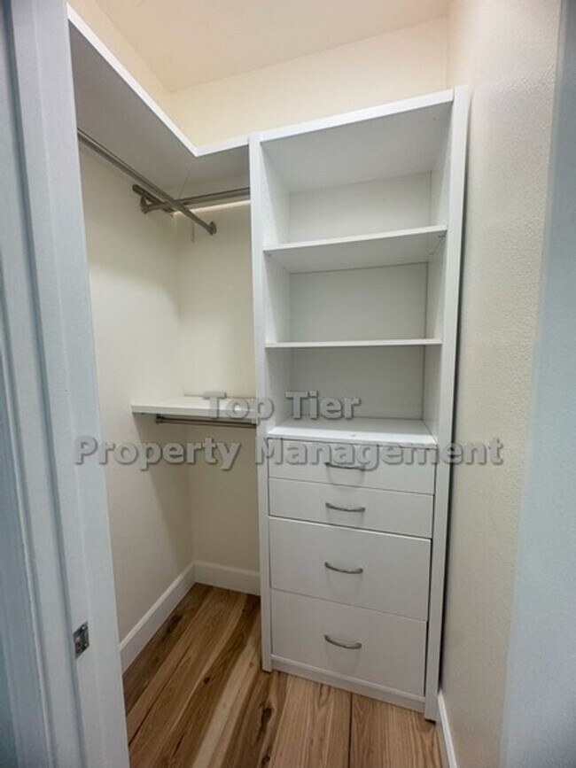 Building Photo - Upgraded Top-Floor 2 bed/ 2 bath with Pool...