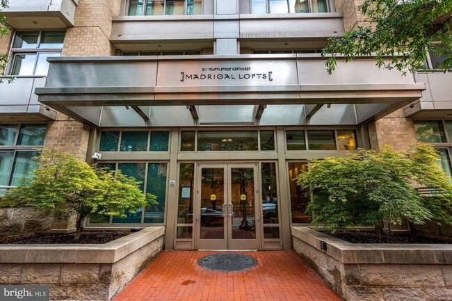 Building Photo - Incredible 11th Floor 2BR/2BA Condo (including reserved garage parking) in Vibrant Mount Vernon T...