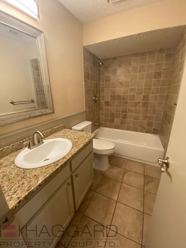 Building Photo - 10101 Camelot Dr