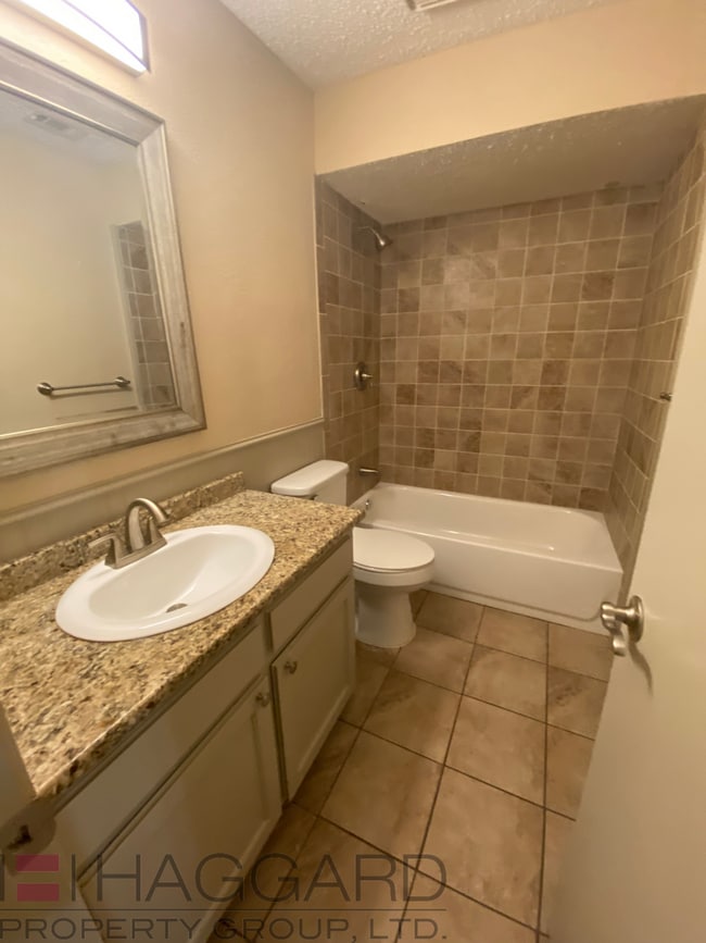 Building Photo - Move in Ready Duplex in Frisco!