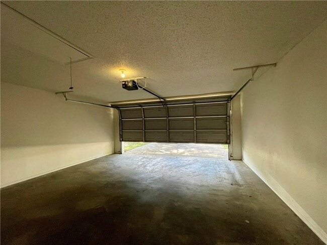 Building Photo - 947 Merry Ln